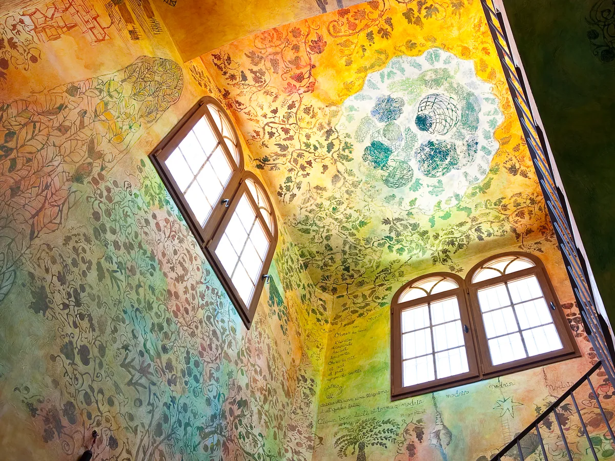 Escala del vi.  L’escala del vi/graons d’alquímia és una obra magna de l’artista vilafranquí Joan Raven que ha inspirat l’etiqueta d’alguns dels nostres vins.